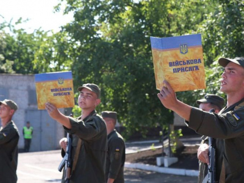 В Кривом Роге  более 120 нацгвардейцев присягнули на верность народу Украины (фото)