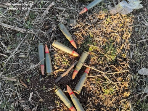 Небезпечний спорт: криворіжець знайшов на футбольному полі боєприпаси