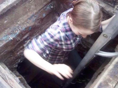 Будьте внимательны: в Кривом Роге девушка упала в открытый погреб, её доставали спасатели (ФОТО)