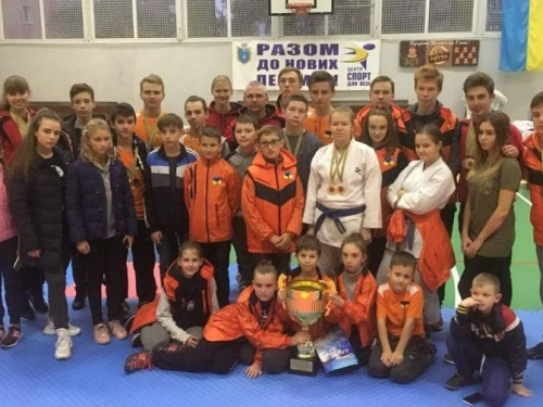 Криворожская команда каратистов привезла в город переходящий Всеукраинский кубок и 50 медалей (ФОТО)