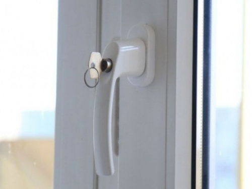 Полицейские просят ставить "заглушки": из окна на Днепропетровщине выпал двухлетний ребенок