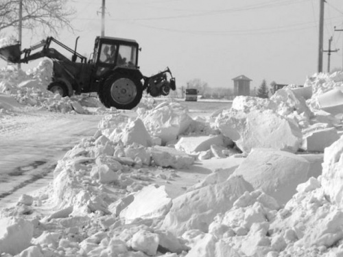 Под Кривым Рогом спасатели доставали из сугробов грузовой транспорт