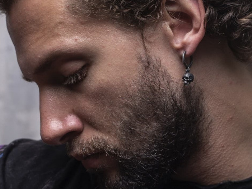 Від піратів до зірок: що символізує сережка у чоловічому вусі - фото з відкритих джерел