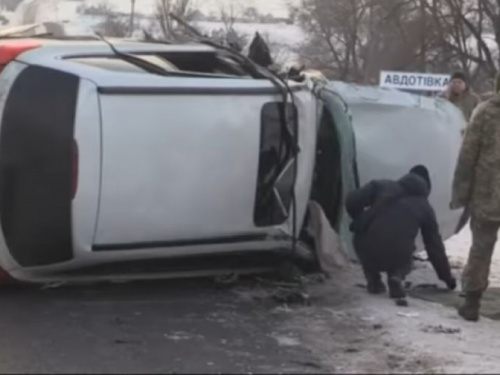 Серьёзное ДТП на трассе Днепр-Кривой Рог: автомобиль с военнослужащими перевернулся после столкновения с грузовиком (видео)