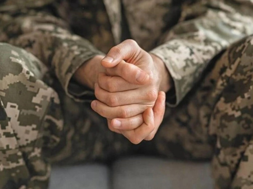 Військовий у смутку, фото з відкритих джерел 