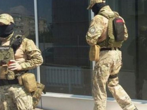 Вооруженные люди в масках обыскивают предприятия в Кривом Роге