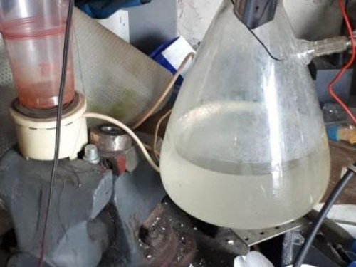 Колбы, баночки и весы: в Кривом Роге житель открыл лабораторию в гараже