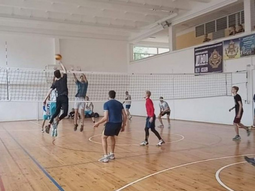 К юбилею Терновского района в Кривом Роге прошел турнир по волейболу (фото)