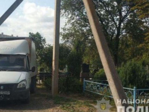 Ничего святого: в Кривом Роге на кладбище задержали черного металлоломщика (фото)