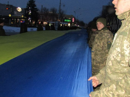 В Кривом Роге ко дню Соборности Украины растянули 100-метровый флаг (фото)