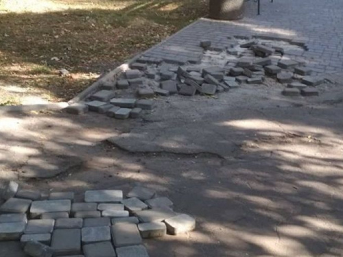 В хазяйстве пригодится: в Кривом Роге неизвестные начали разбирать тротуарную плитку в парке