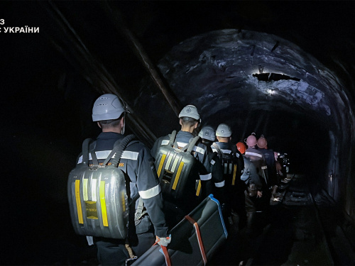 Сім кілометрів йшли пішки під землею: у Кривому Розі зі знеструмлених шахт врятували гірників