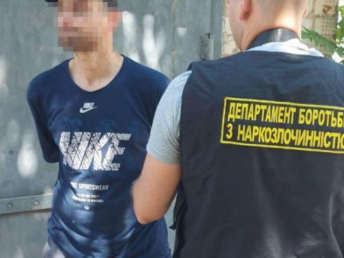 Під час патрулювання міста правоохоронці затримали криворіжця з наркотиками