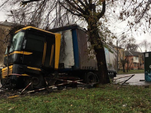 ДТП в Кривом Роге: из-за мокрого асфальта фура снесла ограждение и столб (ФОТО)