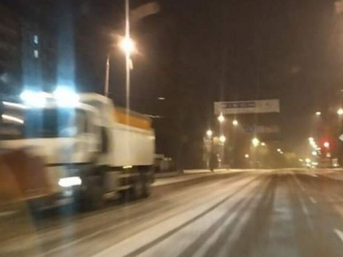 В Кривом Роге ночью на дорогах города работала спецтехника (фото)