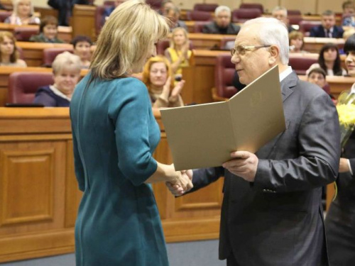 Мэр Кривого Рога вручил городские награды социальным работникам (ФОТО)