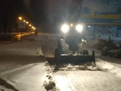 В Кривом Роге сутки боролись со снегом - 51 единица спецтехники (фото)