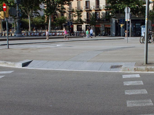 В Кривом Роге жители требуют обустроить все пешеходные переходы пандусами