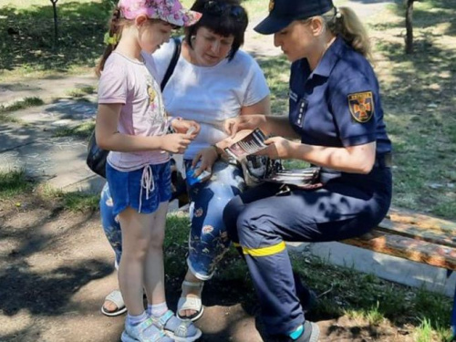 Правил поводження із вибухонебезпечними предметами: криворізькі рятувальники провели профілактичні бесіди