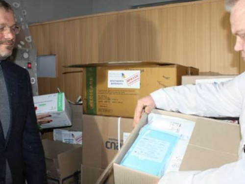 Александр Вилкул передал больнице Днепра медицинские инструменты и расходные материалы для операций