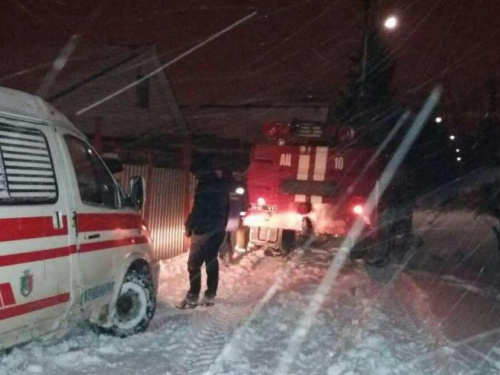 Спасатели Кривого Рога вытащили из снежного плена машину скорой помощи (ФОТО)