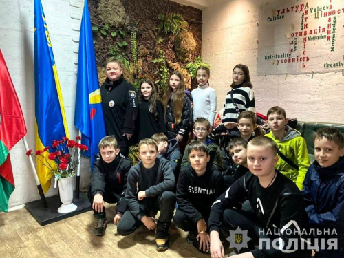 З любовʼю до України: криворізькі школяри разом з поліцейськими створили дерево єдності
