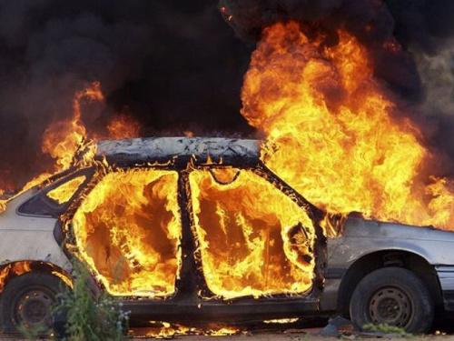 В Кривом Роге загорелись гаражи вместе с иномаркой 