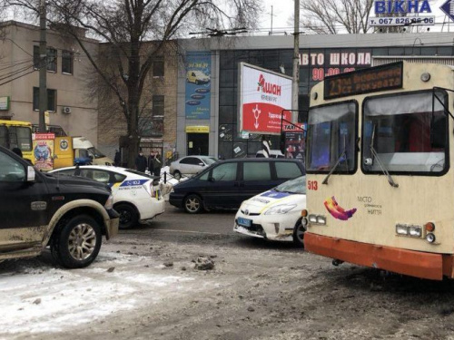 В центре Кривого Рога иномарка «подрезала» троллейбус и спровоцировала пробки (ФОТО)