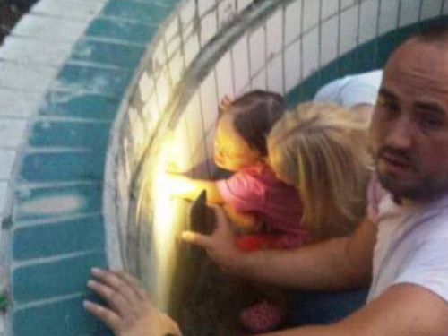 На Днепропетровщине двухлетняя девочка застряла в сливной трубе бассейна (фото, видео)