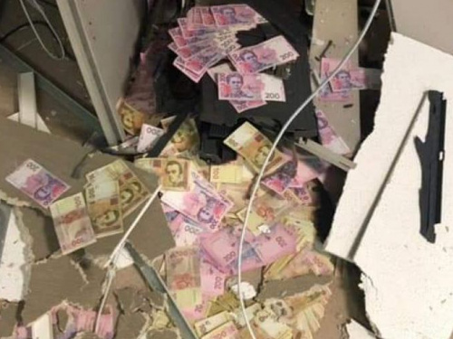 На Днепропетровщине банда грабителей подорвала и ограбила банкомат (фото)