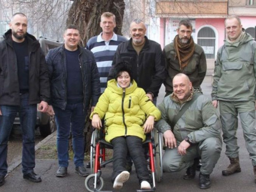 Бойцы АТО в Кривом Роге подарили коляску девушке с инвалидностью