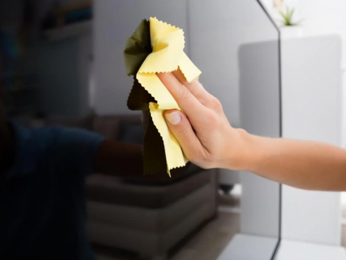 Як прибрати розводи з екрана телевізора без хімії - фото з відкритих джерел