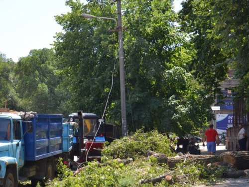 Энергетики продолжают восстанавливать электроснабжение жителям Кривого Рога (список адресов)
