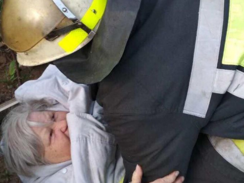 В Кривом Роге старушка упала в открытый люк (фото)