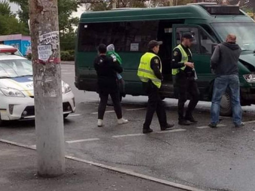 В Терновском районе Кривого Рога столкнулась маршрутка с легковым автомобилем (фото)