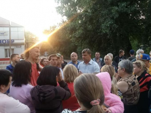 В Кривом Роге народ учинил самосуд над водителем, "протаранившим" строй пикетчиков на улице Гетьманской 