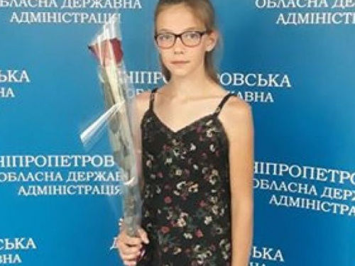 Две школьницы-сироты из Криворожского района получили стипендии главы ДнепрОГА (фото)