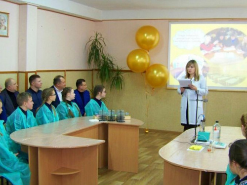 Уроки химии по-новому: в Кривом Роге открыли современную SMART-лабораторию для школьников(фото)