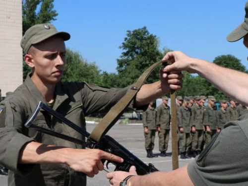 В Кривом Роге нацгвардейцам вручили личное оружие (фото)