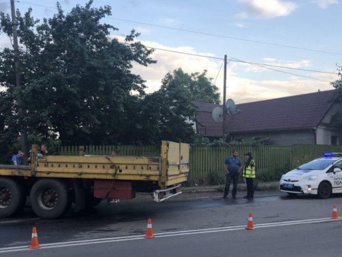 Авария в Кривом Роге: грузовик снёс забор частного дома (ФОТО)