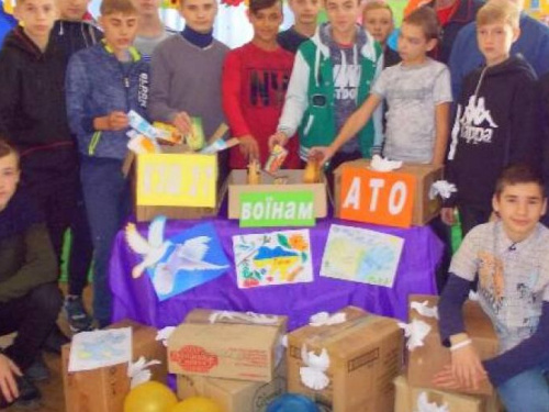 Поддержим боевой дух военнослужащих: в Кривом Роге школьники провели акцию (ФОТО)