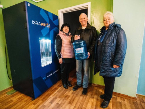 Благодійники передали аквабокси, фото організації IsraAID