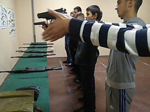 Безопасное поведение с оружием: в Кривом Роге в одной из школ прошел тренинг