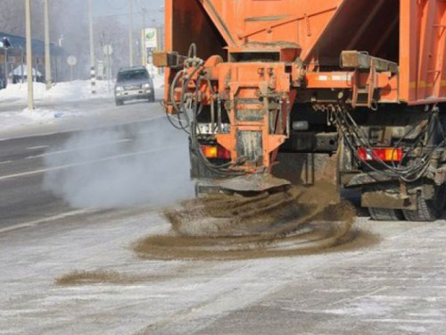 Борьба с непогодой: на дорогах Кривого Рога работала 71 единица спецтехники