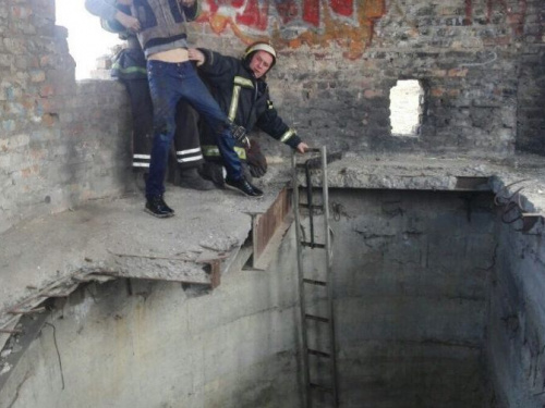 Пожарные  Кривого Рога спасли ребёнка из ямы глубиной 2 метра (фото)