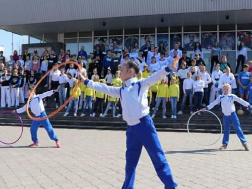 Весело и спортивно: в Кривом Роге прошёл флешмоб ко дню здоровья (фото)