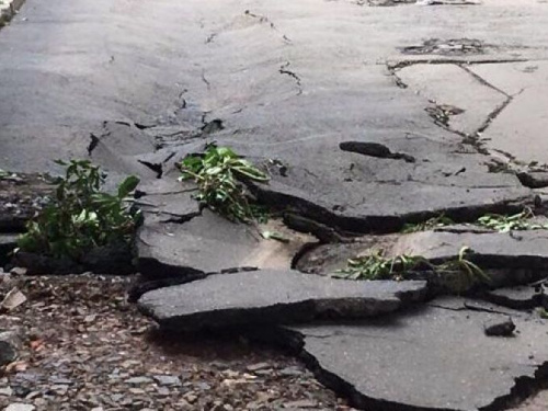 В Кривом Роге на одной из улиц после бури просел асфальт (фотофакт)