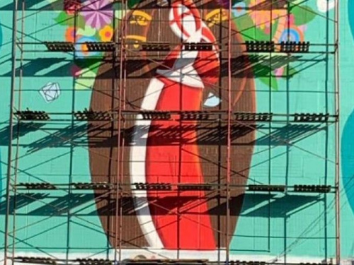 Последние штрихи: в Кривом Роге появится еще один мурал в украинском стиле