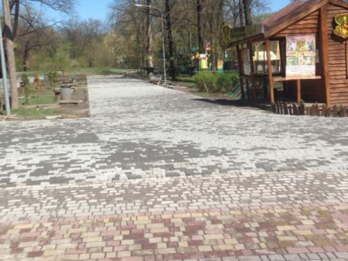 В Кривом Роге парку имени Мершавцева "подарили" новые пешеходные тротуары (фото)