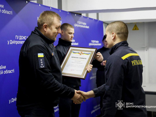 Ризикують життям щодня: надзвичайників Дніпропетровщини відзначили державними нагородами